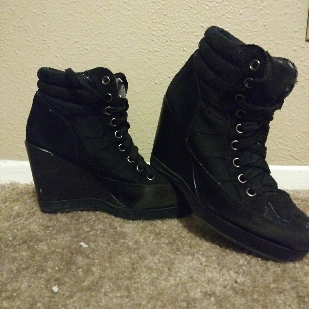 Black heeles wedges.